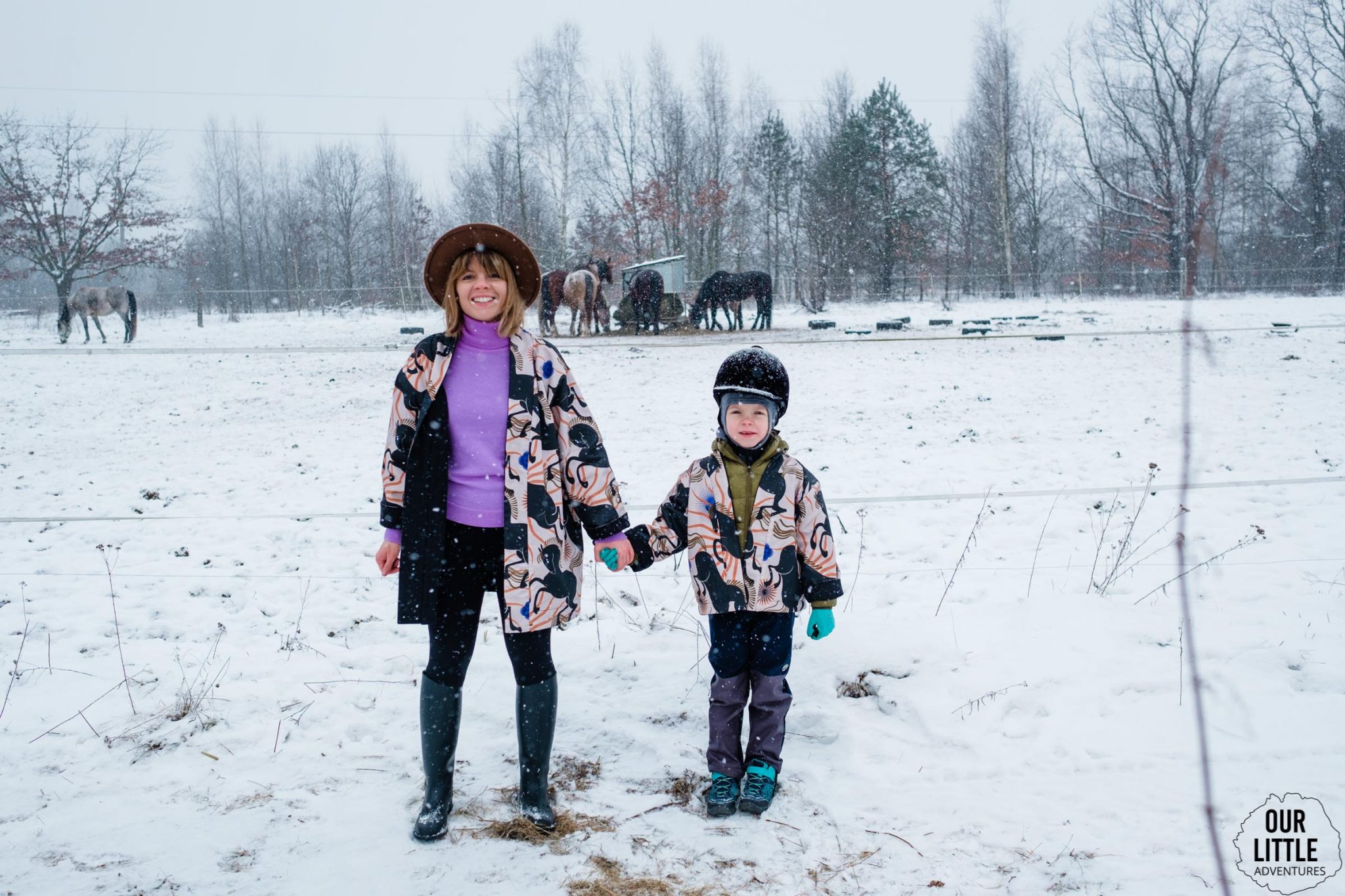 Mama i córka ubrane w wełniane kurtki i swetry z wełny merynosów