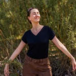 Koszulka z wełny merino z krótkim rękawem z dekoltem V damska