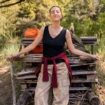 Top z dekoltem V damski czarny z wełny merino