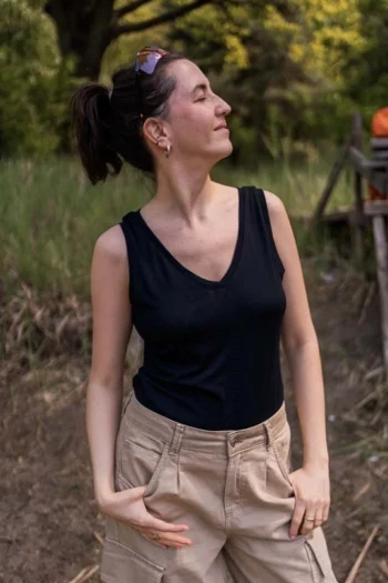 Top z dekoltem V damski czarny z wełny merino