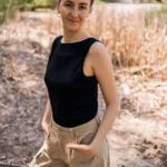 Top z dekoltem V damski czarny z wełny merino