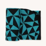 Kocyk z wełny merino 100% dla niemowlaka w czarno turkusowe trójkąty