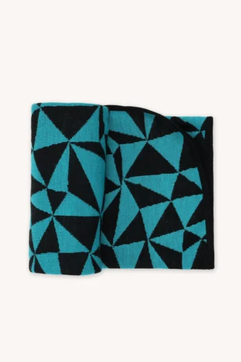 Kocyk z wełny merino 100% dla niemowlaka w czarno turkusowe trójkąty