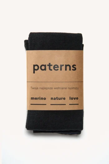 Rajstopy z wełny merino czarne są elegancko opakowane w brązową, papierową etykietę z nazwą marki „paterns”, która dumnie głosi „Twoje najlepsze wełniane rajstopy”, „merino”, „natura” i „miłość”.