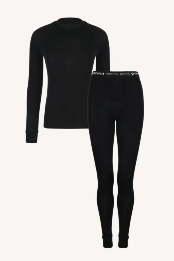 Komplet „Dwupak: Bielizna damska góra i legginsy czarne” składa się z czarnego topu z długim rękawem oraz legginsów z białym paskiem, wykonanych z miękkiego, ciepłego materiału 100% merino idealnego do noszenia warstwowego.