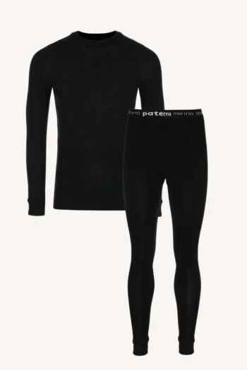 Czarny, długi top termiczny o nazwie „Bielizna termoaktywna z wełny merino 100% męska góra czarna” zestawiony jest ze spodniami z gumką w pasie z napisem „patens merino”, a wszystko to na jednolitym tle.