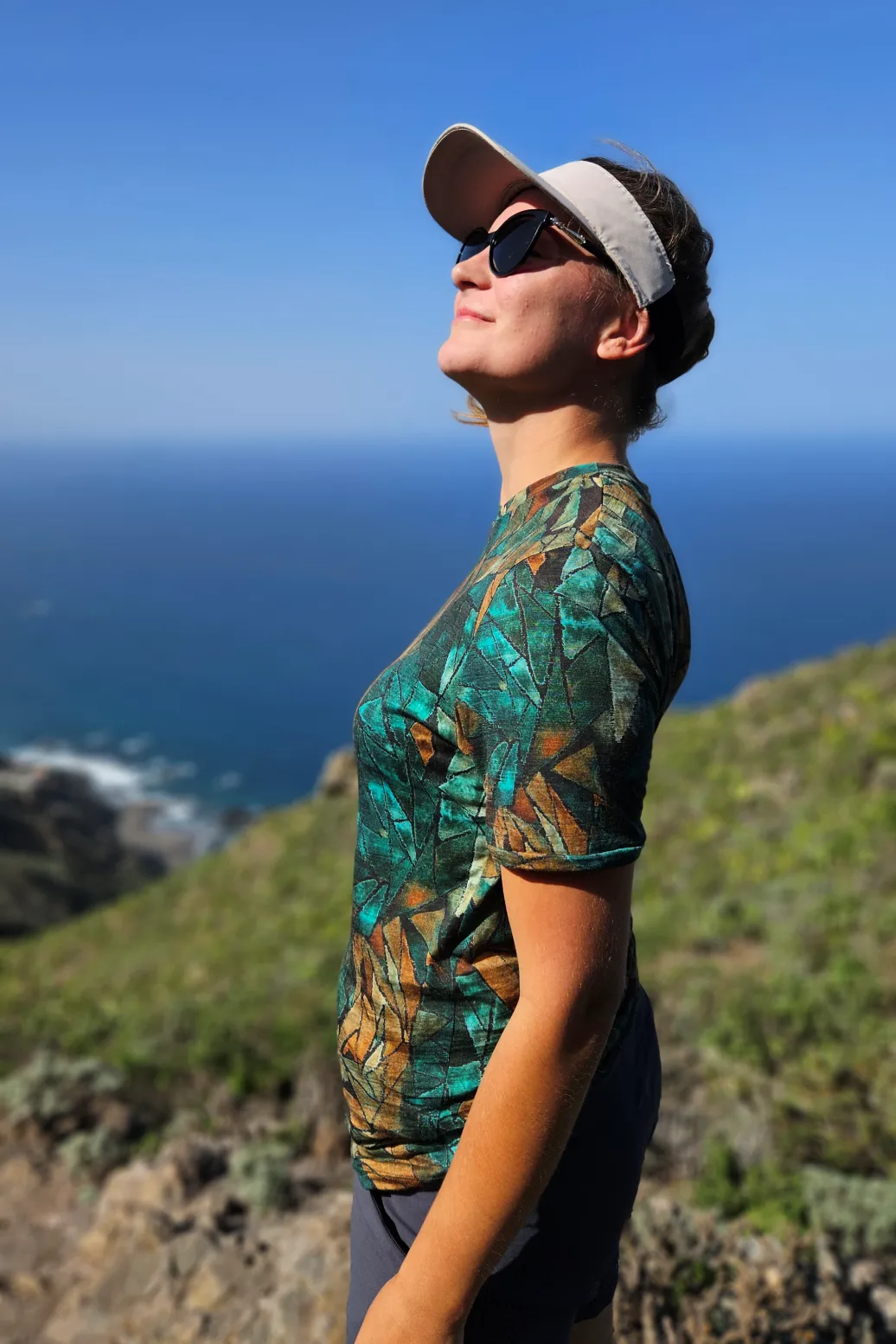 Dámské zelené merino tričko s kulatým výstřihem a vzorem Green Gorpcore, ideální na běhání a cyklistiku