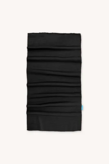 Czarny, cienki komin z wełny merino leży płasko na jednolitym, jasnym tle.