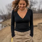 Bluzka z wełny merino długim rękawem z dekoltem kopertowym czarna Bluzka z wełny merino długim rękawem z dekoltem kopertowym czarna