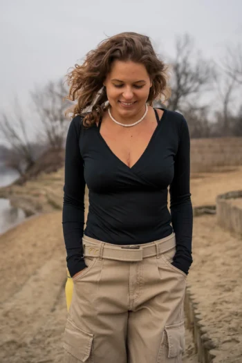 Bluzka z wełny merino długim rękawem z dekoltem kopertowym czarna