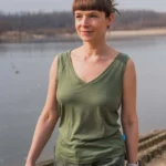 Top z wełny merino z dekoltem V damski zgaszona oliwka Top z wełny merino z dekoltem V damski zgaszona oliwka