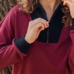 Stylowa bluza z miękkiej wełny merino w kolorze bordowym z wyróżniającym się czarnym kołnierzem.