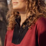 Sportowo-elegancka bordowa bluza z delikatnej wełny merino, uzupełniona czarnym kołnierzem.