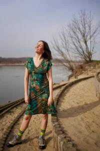 Sukienka z wełny merino z krótkim rękawem green gorpcore