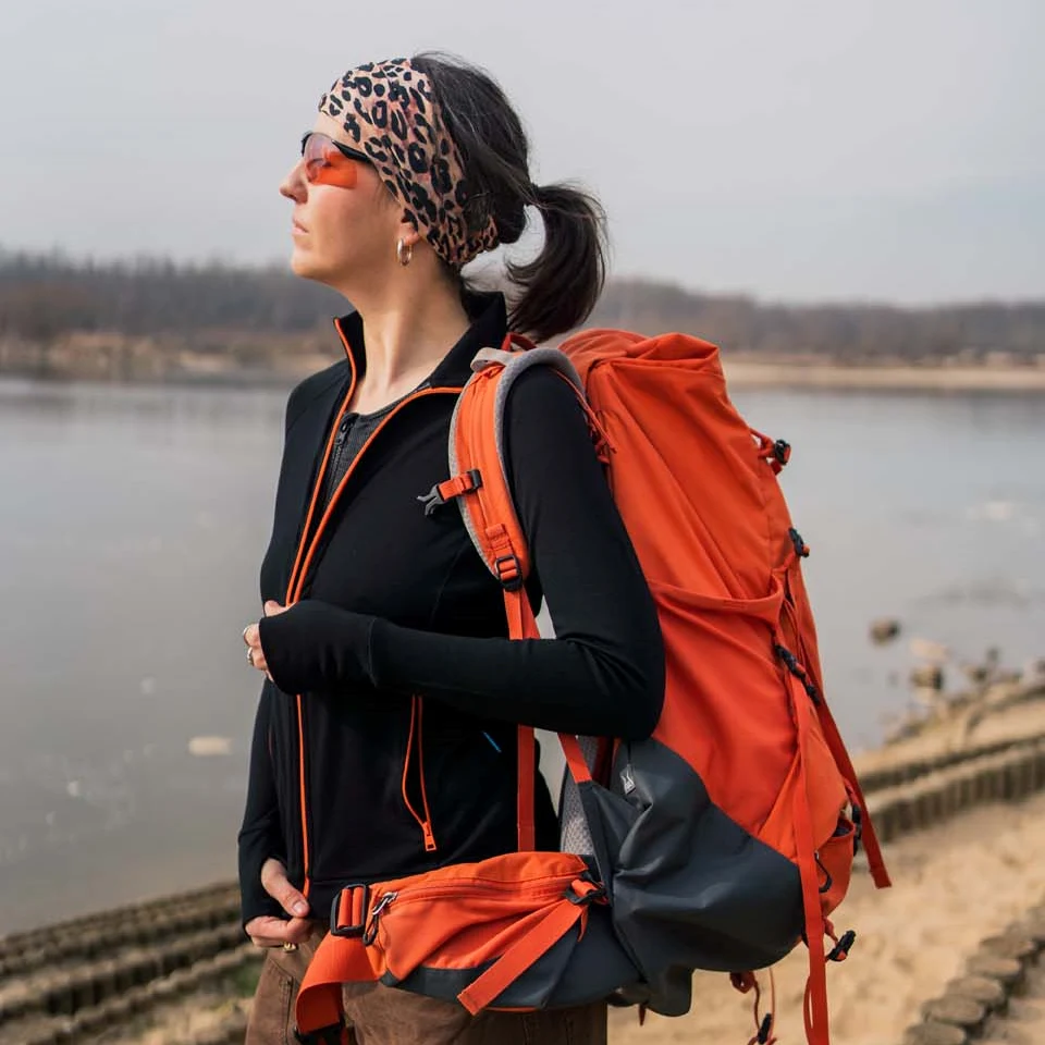 Co spakować na wyjazd? Czarną bluzę z wełny merino damską