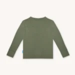 Koszulka dziecięca z długim rękawem z wełny merino w kolorze zgaszonej oliwki. Tył koszulki.