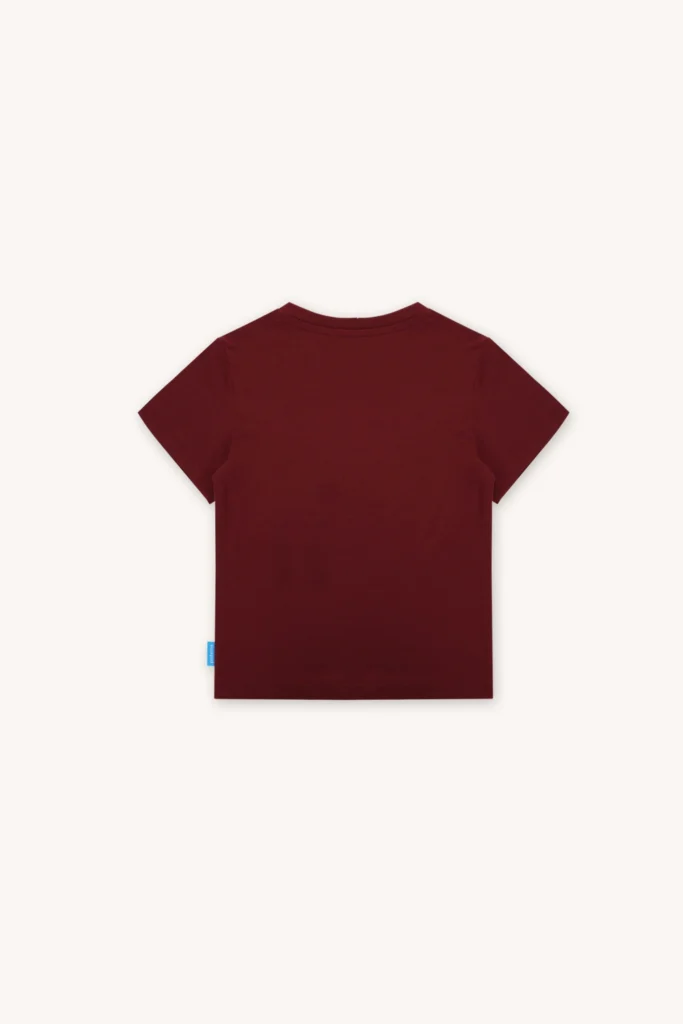 T-shirt dziecięcy z wełny merino w kolorze bordowym. Tył koszulki