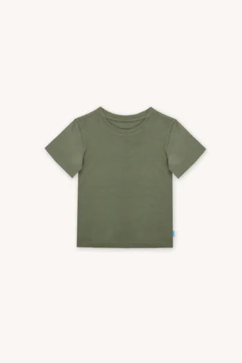 T-shirt dziecięcy z wełny merino w kolorze zgaszonej oliwki. Przód koszulki