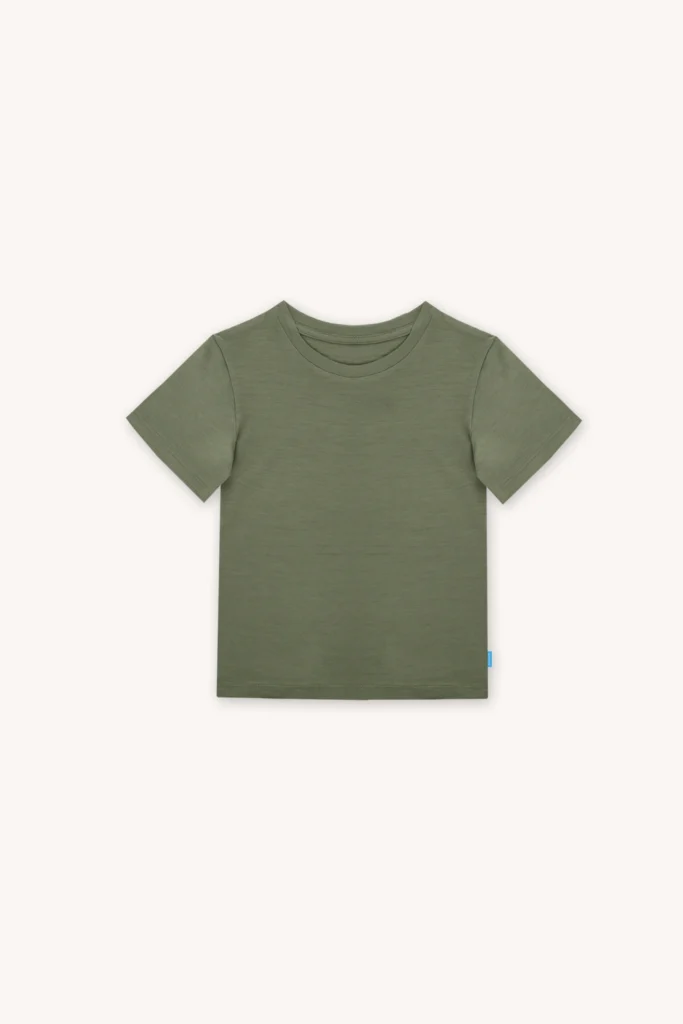 T-shirt dziecięcy z wełny merino w kolorze zgaszonej oliwki. Przód koszulki