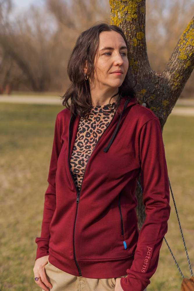 Bluza z wełny merino damska rozpinana z kapturem bordowa - L