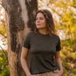 Koszulka z wełny merino damska w oliwkowe paseczki - paterns