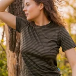 Koszulka z wełny merino prosta damska w oliwkowe paski Koszulka z wełny merino prosta damska w oliwkowe paski