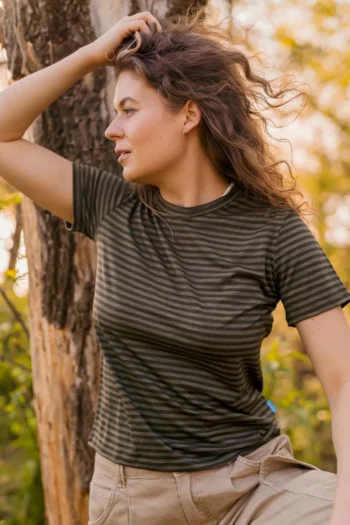 Koszulka z wełny merino damska w oliwkowe paseczki - paterns