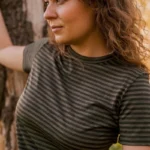 Koszulka z wełny merino damska w oliwkowe paseczki - paterns