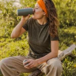 Koszulka z wełny merino damska w oliwkowe paseczki - paterns