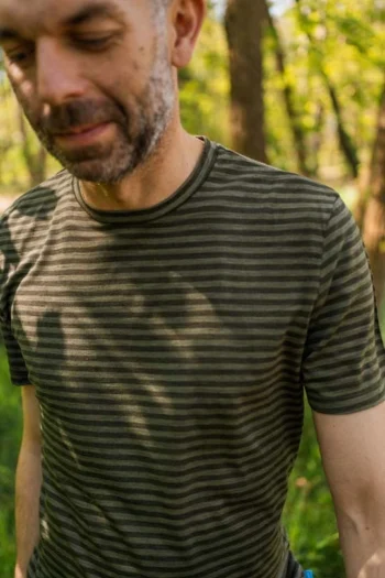 T-shirt z wełny merino męski w oliwkowe paski