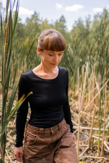 Podkoszulka z wełny merino z długim rękawem i dekoltem U czarna