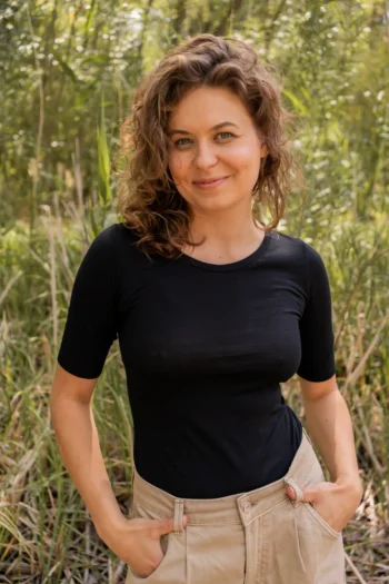 Podkoszulka z wełny merino z krótkim rękawem i dekoltem U czarna