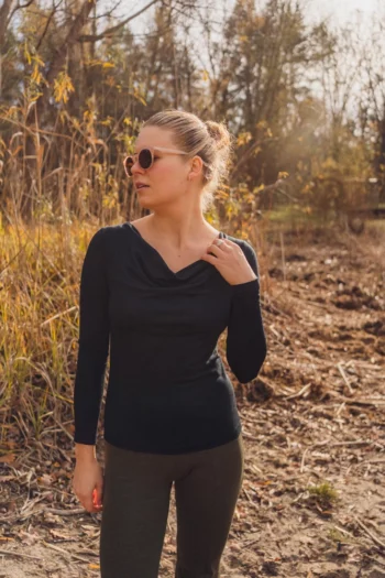 Bluzka z wełny merino długim rękawem z dekoltem woda czarna