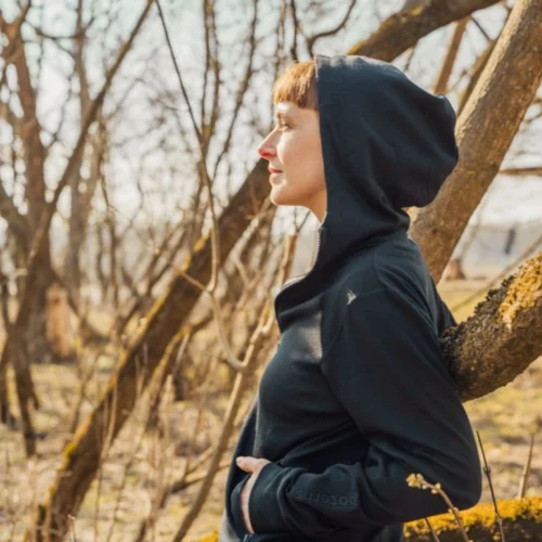 Bluza z wełny merino damska rozpinana z kapturem czarna