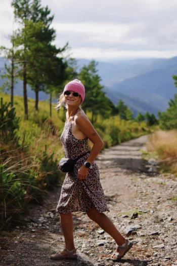 Sukienka z wełny merino na ramiączkach w panterkę