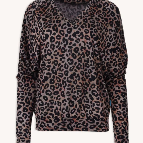 Koszulka z wełny merino ze stójką active damska letnia gorpcore to damska bluzka z długim rękawem wykonana z wełny merino, z dekoltem typu mock neck i prezentowana na jednolitym jasnym tle.