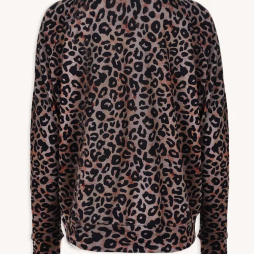 Koszulka z wełny merynos ze stójką active damska letnia gorpcore jest pokazana od tyłu, z brązowym, czarnym i brązowym lamparcim wzorem z długimi rękawami na gładkim białym tle.