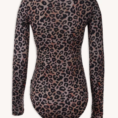 Widok z tyłu koszulki z wełny merino ze stójką active damskiej letniej gorpcore, dopasowanego body z długim rękawem z brązowo-czarnym nadrukiem w panterkę na białym tle.