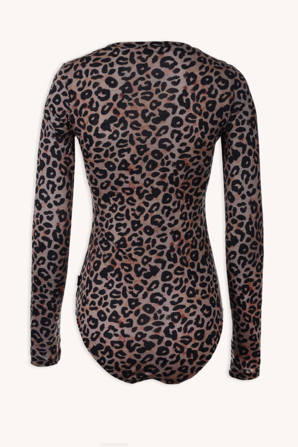 Widok z tyłu koszulki z wełny merino ze stójką active damskiej letniej gorpcore, dopasowanego body z długim rękawem z brązowo-czarnym nadrukiem w panterkę na białym tle.