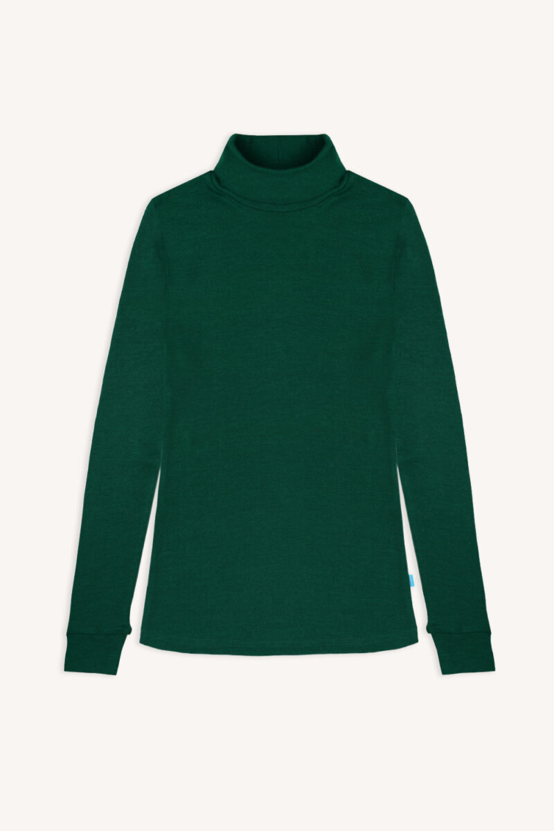 Ciemnozielony golf z długim rękawem ułożony płasko na jasnym tle. Ten prosty golf z wełny merino 100% damski zielony nie ma widocznych wzorów ani ozdób, idealny do klasycznego i wyrafinowanego wyglądu.