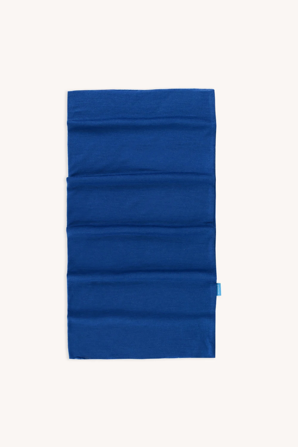 Prostokątny, jasnoniebieski materiałowy ochraniacz na szyję jest ułożony płasko na białym tle, z subtelnymi poziomymi szwami i małą niebieską metką po prawej stronie.