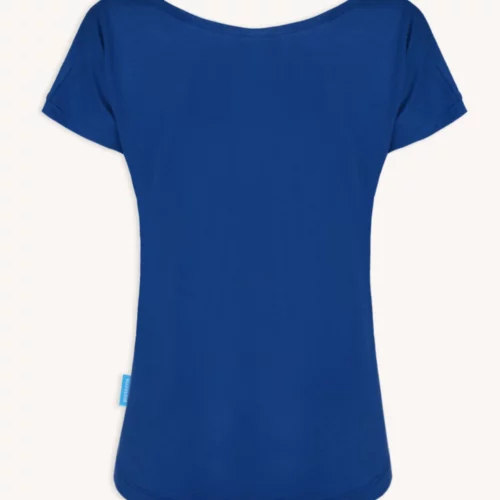 Męska kobaltowa koszulka z wełny merynosów z długim rękawem, Koszulka z wełny merynosów, jest pokazana od tyłu na białym tle z szerokim dekoltem i małą niebieską metką po lewej stronie.