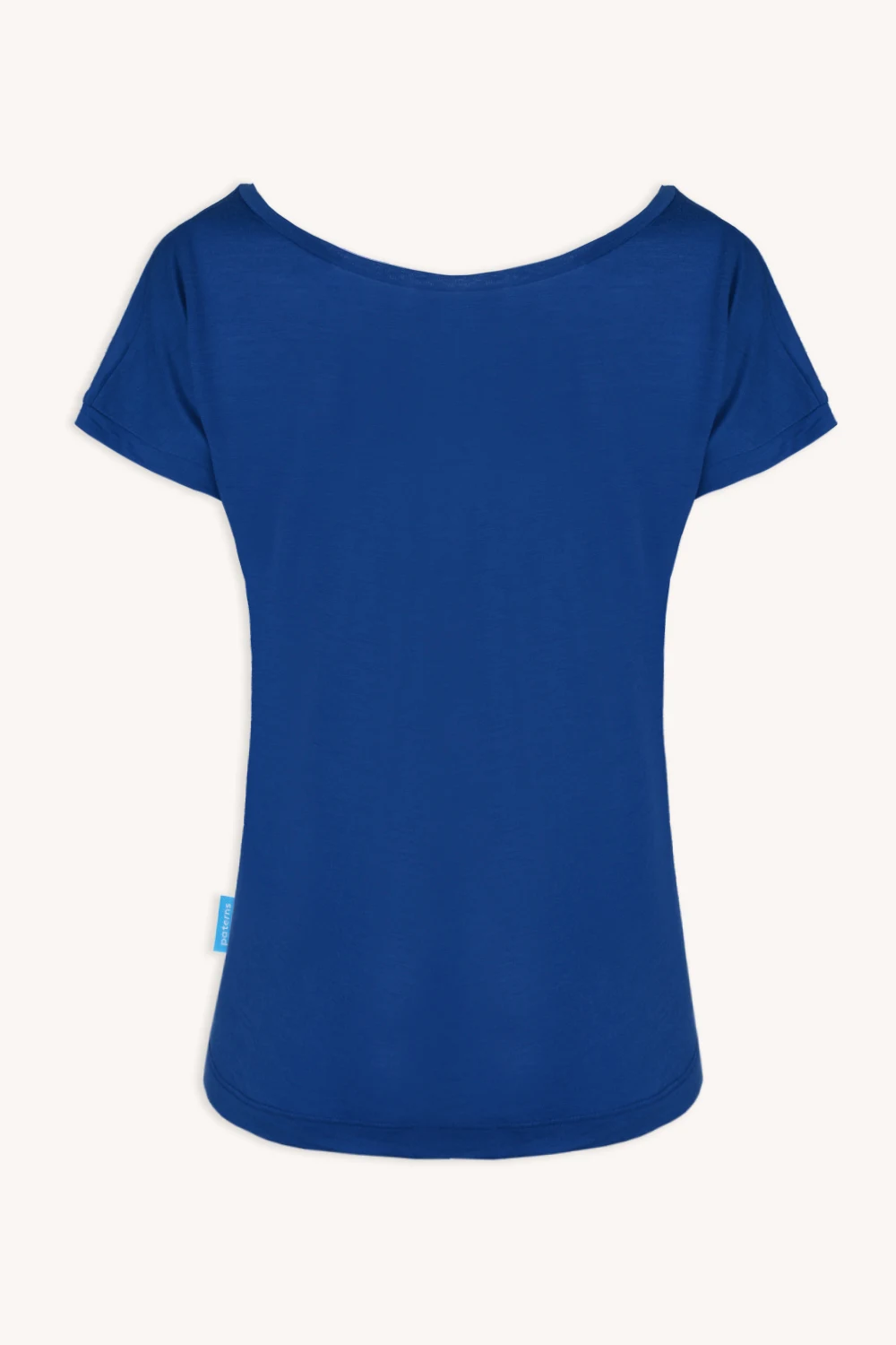 Męska kobaltowa koszulka z wełny merynosów z długim rękawem, Koszulka z wełny merynosów, jest pokazana od tyłu na białym tle z szerokim dekoltem i małą niebieską metką po lewej stronie.