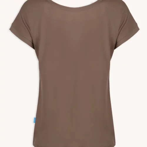 Męska kobaltowo-niebieska koszulka z wełny merynosów z długim rękawem o luźnym kroju, pokazana od tyłu na białym tle. Koszulka ma szeroki dekolt i małą niebieską metkę po lewej stronie.