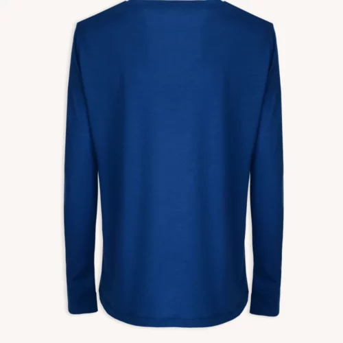 Kobaltowa koszulka męska z wełny merino z długim rękawem jest pokazana od tyłu na jasnym tle, podkreślając jej prosty krój z długim rękawem.