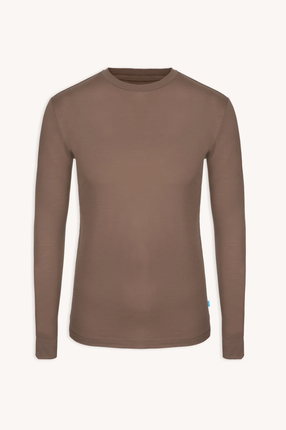 Męska koszulka z długim rękawem z wełny merynosów w kolorze kobaltowego błękitu na jasnym tle.