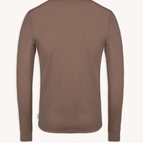 Męska koszulka z wełny merynosów z długim rękawem w kolorze kobaltowego błękitu na jasnym tle, pokazana od tyłu z prostym dekoltem typu crew neck i dopasowanymi mankietami. Nazwa produktu: Koszulka z wełny merino z długim rękawem męska kobaltowa.