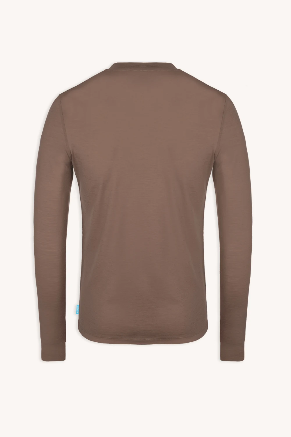 Męska koszulka z wełny merynosów z długim rękawem w kolorze kobaltowego błękitu na jasnym tle, pokazana od tyłu z prostym dekoltem typu crew neck i dopasowanymi mankietami. Nazwa produktu: Koszulka z wełny merino z długim rękawem męska kobaltowa.