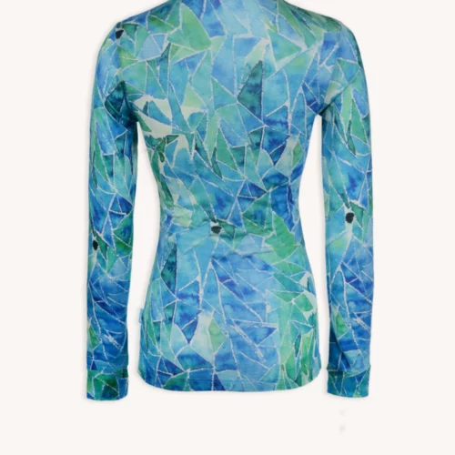 Koszulka z wełny merino ze stójką active damska letnia to dopasowana koszulka z długim rękawem z geometrycznym mozaikowym wzorem w kolorze niebieskim, zielonym i turkusowym, pokazanym od tyłu na białym tle.