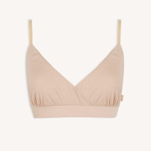 Stanik z wełny merino kopertowy cielisty beżowy to beżowy, bezprzewodowy bralet z dekoltem w kształcie litery V, regulowanymi cienkimi ramiączkami i miękkim, bezszwowym wzorem, pokazany na gładkim białym tle.